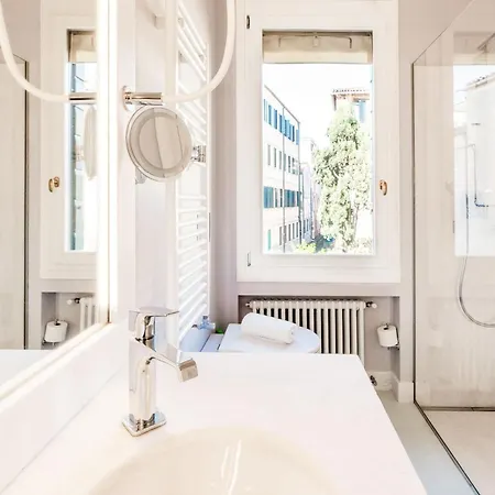 Vila Di Lusso Con Terrazza Sull'acqua
