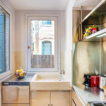 Di Lusso Con Terrazza Sull'acqua