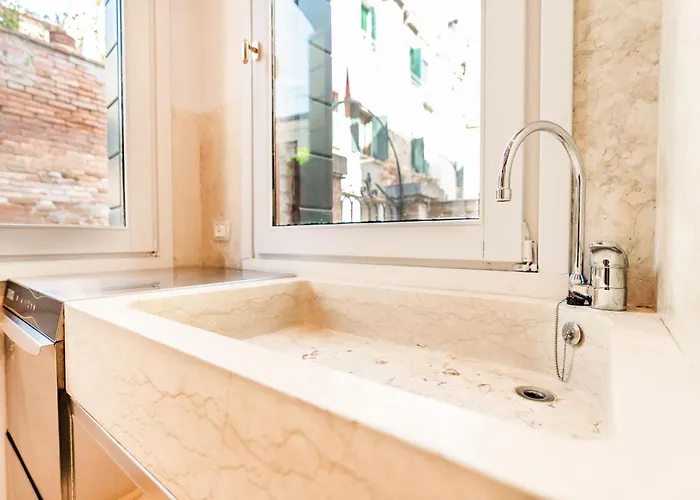 Βίλα Di Lusso Con Terrazza Sull'acqua